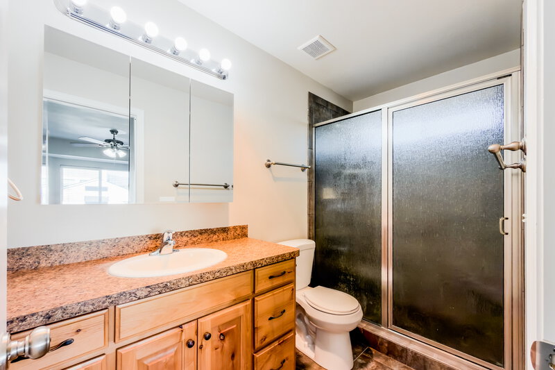 2,595/Mo, 1112 S 1425 W Clearfield, UT 84015 Main Bathroom View