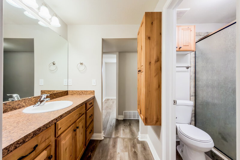 2,595/Mo, 1112 S 1425 W Clearfield, UT 84015 Bathroom View