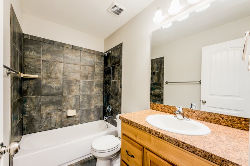2,595/Mo, 1112 S 1425 W Clearfield, UT 84015 Bathroom View 2