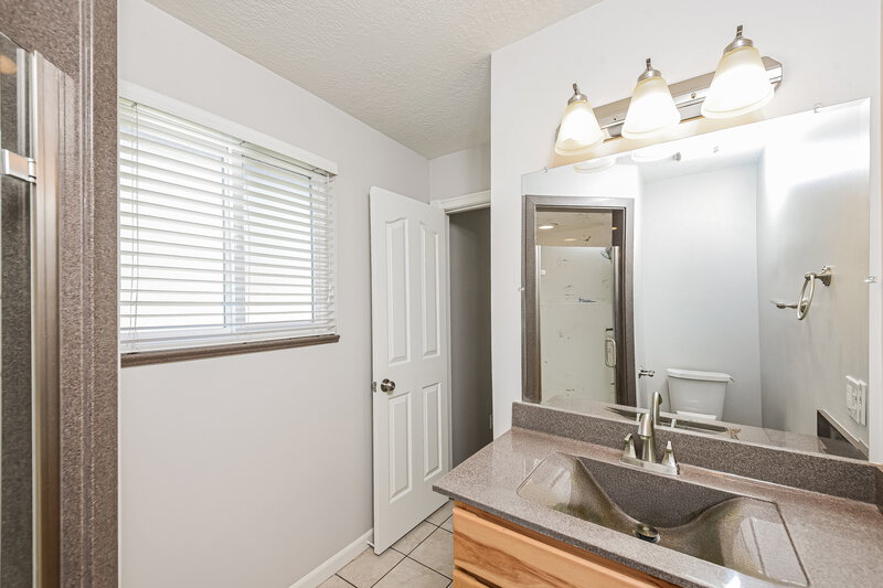 2,695/Mo, 8017 S 2100 E South Weber, UT 84405 Main Bathroom View 2