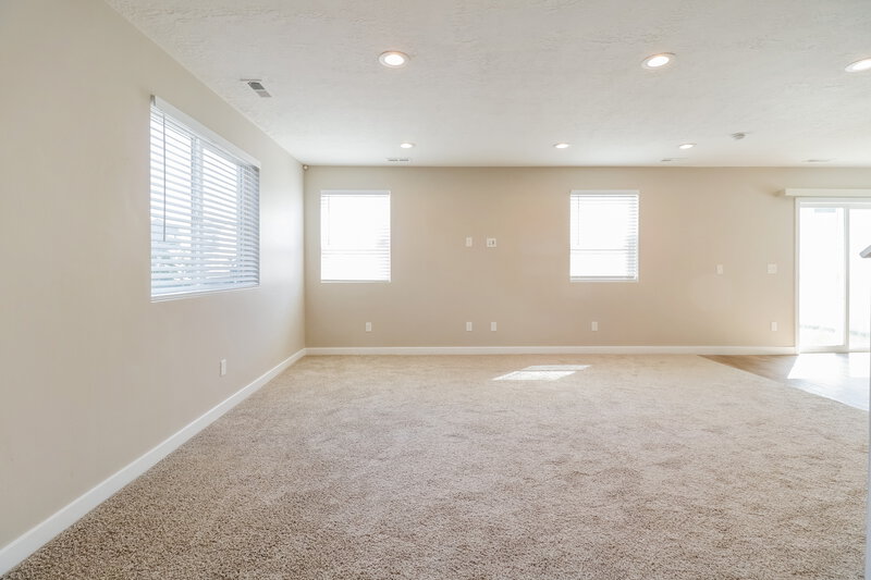 2,320/Mo, 1811 W Parkview Dr Syracuse, UT 84075 Living Room View