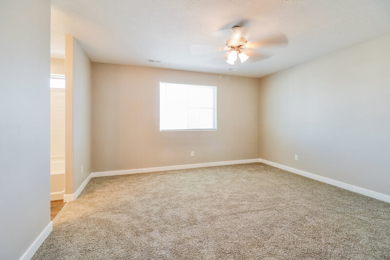 2,320/Mo, 1811 W Parkview Dr Syracuse, UT 84075 Main Bedroom View 2