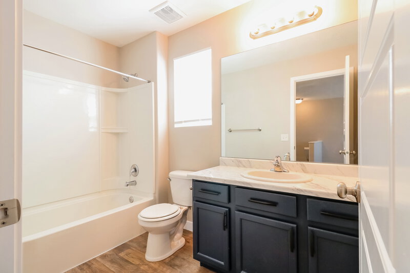 2,320/Mo, 1811 W Parkview Dr Syracuse, UT 84075 Bathroom View