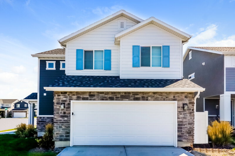 2,320/Mo, 1811 W Parkview Dr Syracuse, UT 84075 Garage View