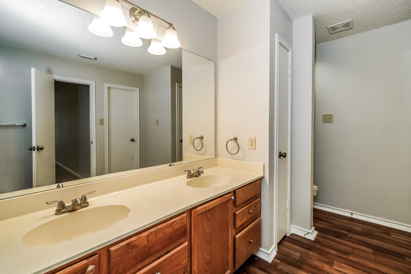 2,235/Mo, 276 Victoria Pt Schertz, TX 78154 Main Bathroom View