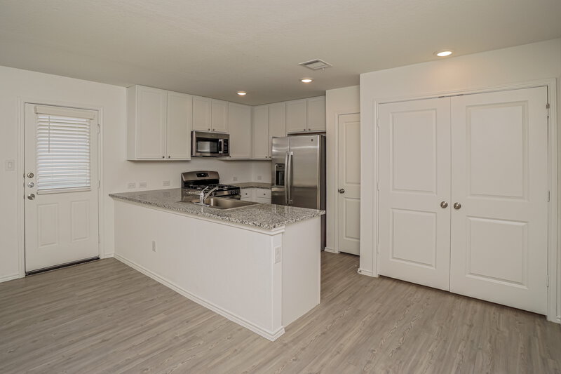 1,450/Mo, 9921 Leeds Wheel San Antonio, TX 78254 Kitchen View 2
