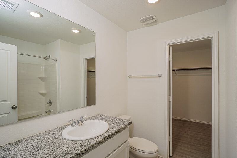 1,450/Mo, 9921 Leeds Wheel San Antonio, TX 78254 Main Bathroom View
