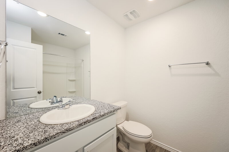 1,725/Mo, 2415 Lake Hls New Braunfels, TX 78130 Main Bathroom View
