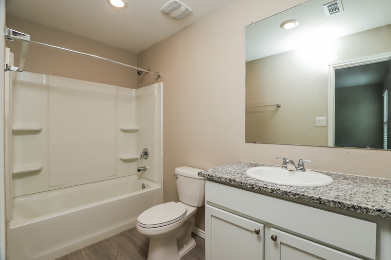 1,470/Mo, 14007 Southton Basin San Antonio, TX 78223 Main Bathroom View