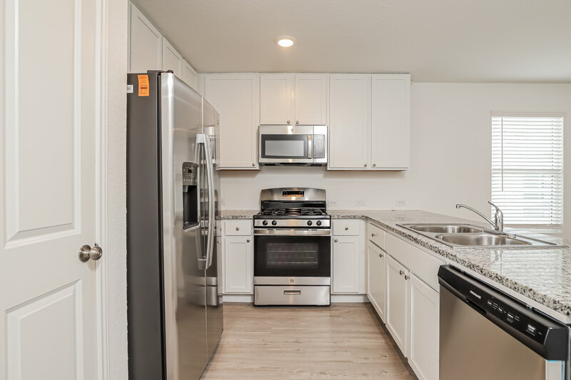 1,540/Mo, 6634 Morgan Cp San Antonio, TX 78253 Kitchen View 2