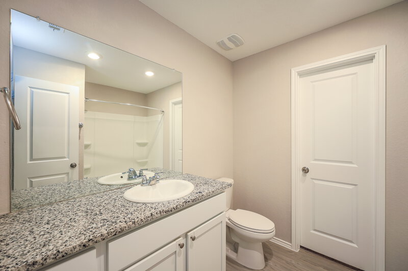 1,700/Mo, 14612 Greenfield Ml San Antonio, TX 78254 Main Bathroom View