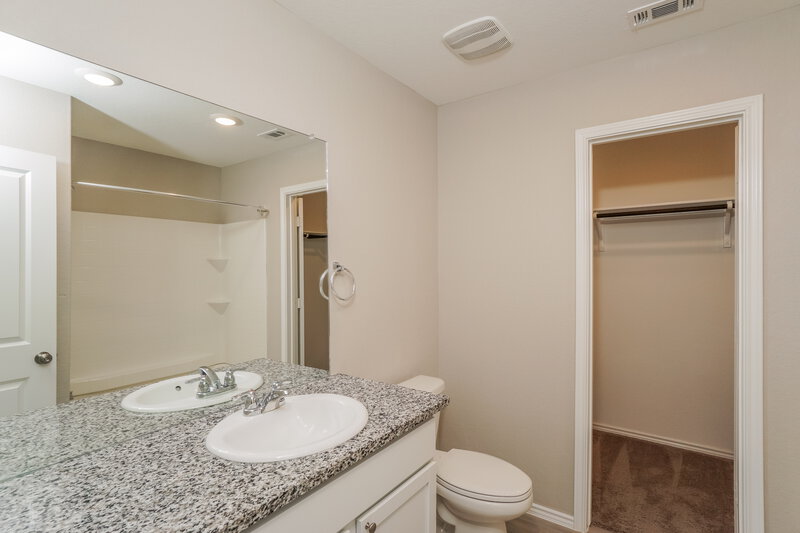 1,670/Mo, 9913 Leeds Wheel San Antonio, TX 78254 Main Bathroom View