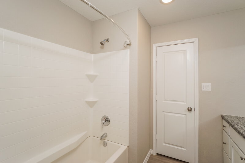 1,670/Mo, 9913 Leeds Wheel San Antonio, TX 78254 Main Bathroom View 2