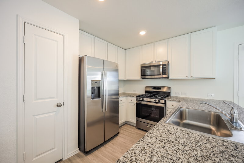 1,395/Mo, 6631 Morgan Cp San Antonio, TX 78253 Kitchen View