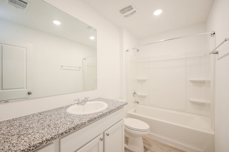1,395/Mo, 6631 Morgan Cp San Antonio, TX 78253 Main Bathroom View