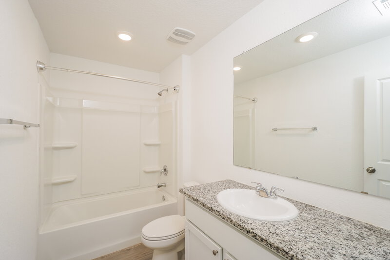 1,365/Mo, 14711 Brandy Brk San Antonio, TX 78253 Main Bathroom View