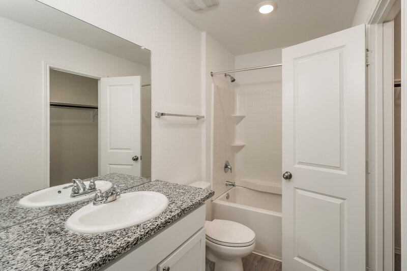 1,525/Mo, 14640 Greenfield Ml San Antonio, TX 78254 Main Bathroom View