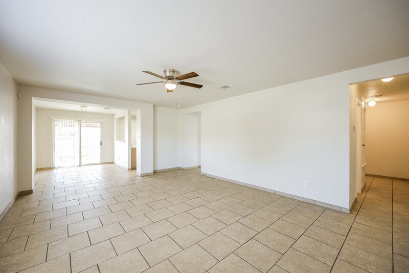1,370/Mo, 2402 Sunview Lk San Antonio, TX 78245 Living Room View