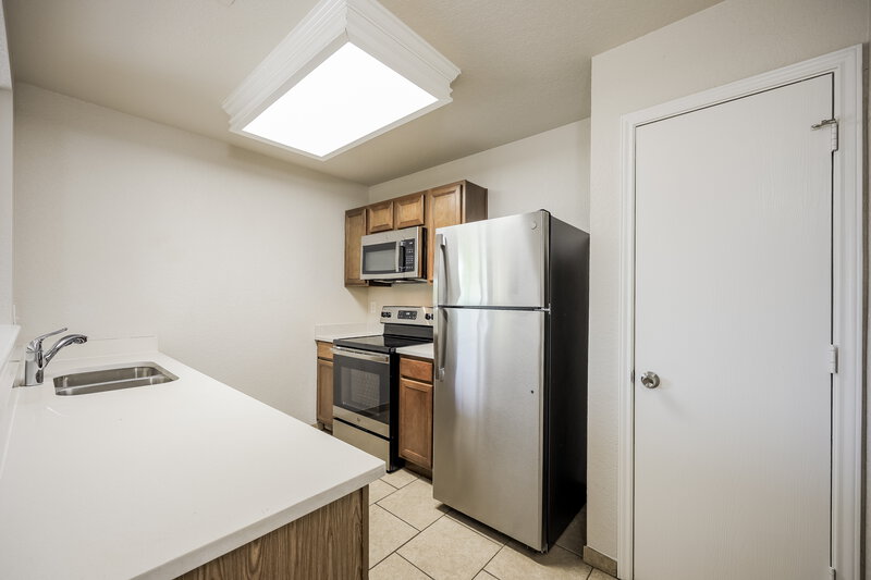 1,370/Mo, 2402 Sunview Lk San Antonio, TX 78245 Kitchen View