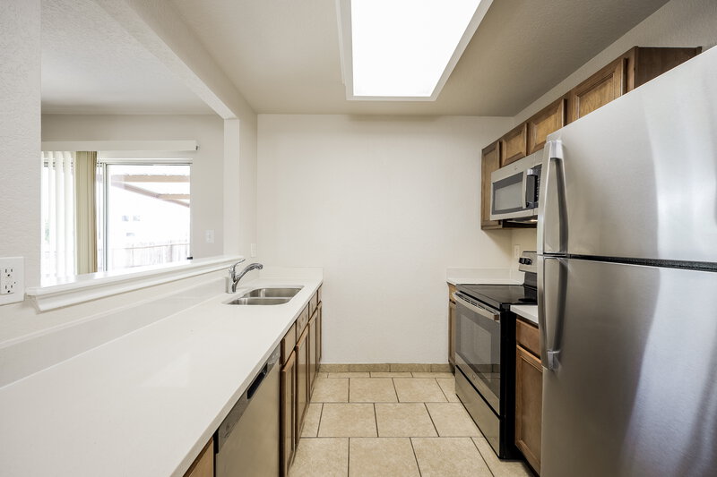 1,370/Mo, 2402 Sunview Lk San Antonio, TX 78245 Kitchen View 2