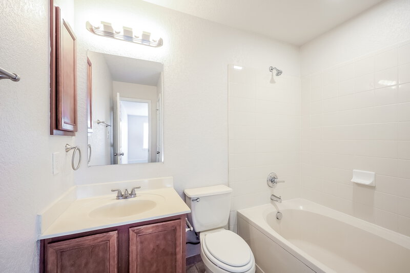 1,370/Mo, 2402 Sunview Lk San Antonio, TX 78245 Main Bathroom View