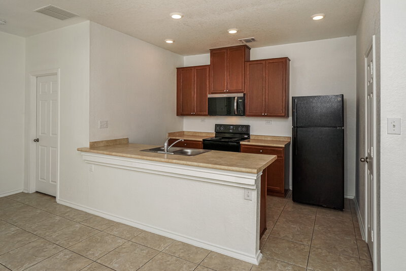 1,560/Mo, 2631 Bluff Xing San Antonio, TX 78244 Kitchen View
