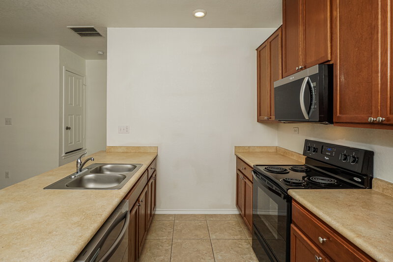 1,560/Mo, 2631 Bluff Xing San Antonio, TX 78244 Kitchen View 2
