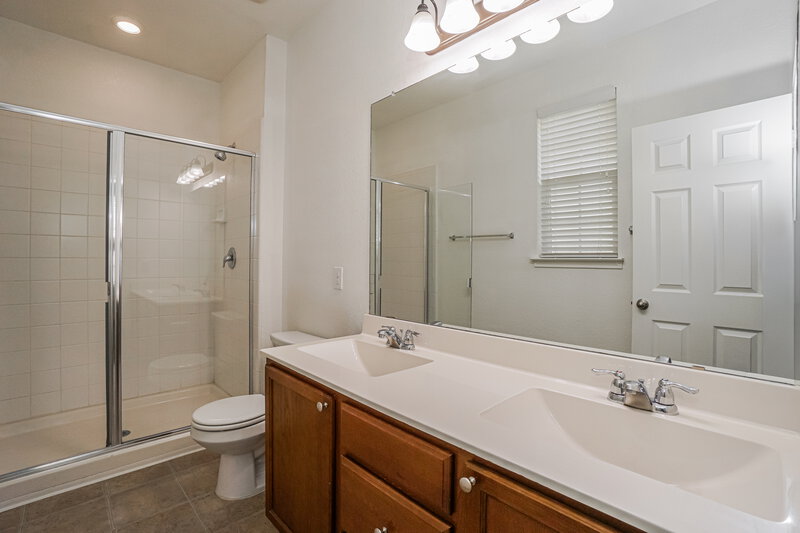 1,560/Mo, 2631 Bluff Xing San Antonio, TX 78244 Main Bathroom View