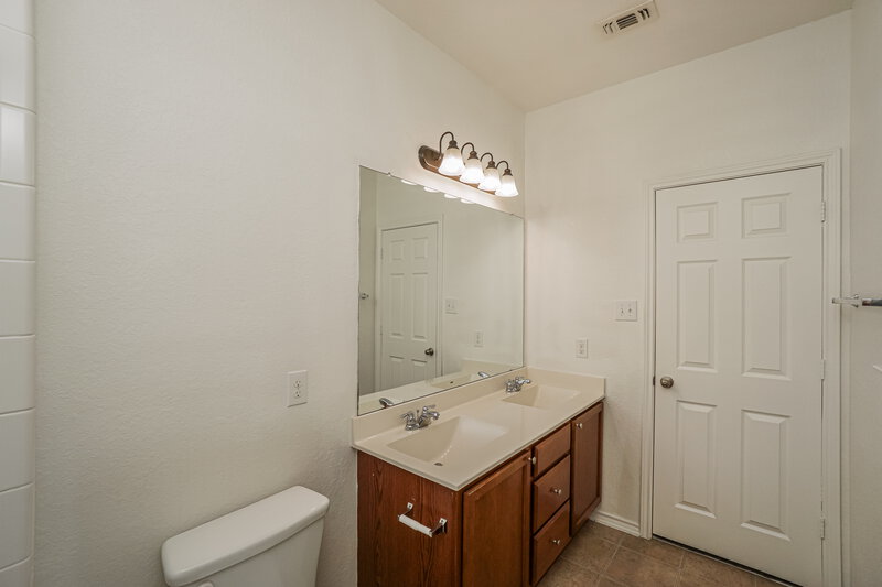 1,560/Mo, 2631 Bluff Xing San Antonio, TX 78244 Main Bathroom View 2