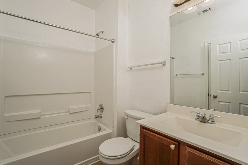 1,560/Mo, 2631 Bluff Xing San Antonio, TX 78244 Bathroom View