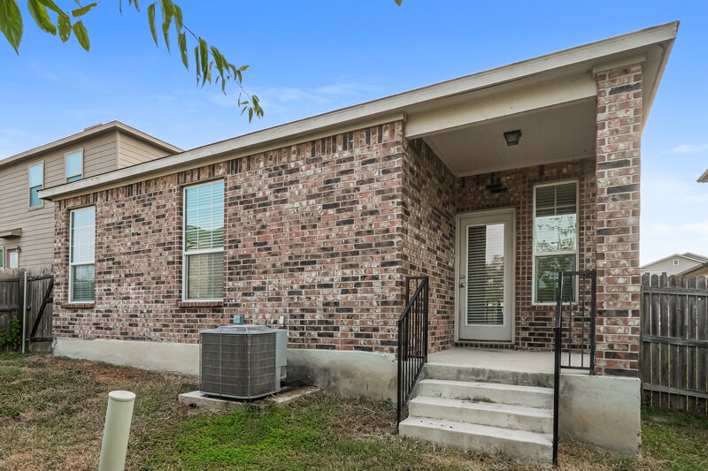 1,560/Mo, 2631 Bluff Xing San Antonio, TX 78244 Rear View