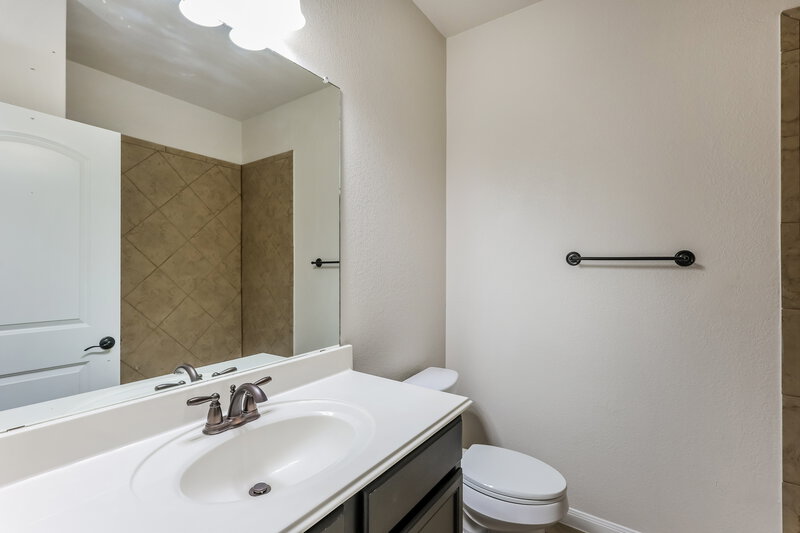 1,575/Mo, 6272 Begonia New Braunfels, TX 78132 Bathroom View