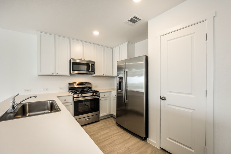 1,815/Mo, 1511 Knoll Rdg New Braunfels, TX 78130 Kitchen View