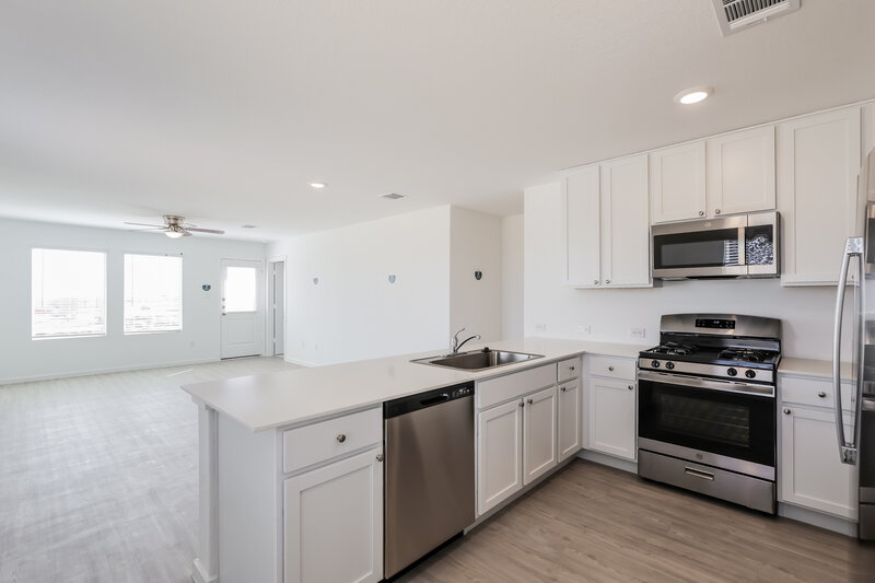 1,700/Mo, 1503 Knoll Rdg New Braunfels, TX 78130 Kitchen View 2