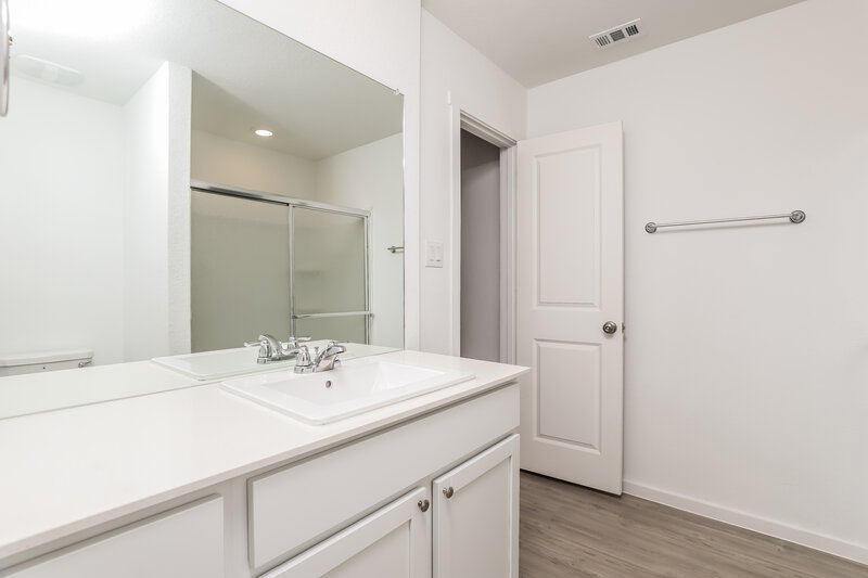 1,695/Mo, 3324 Mound Rdg New Braunfels, TX 78130 Main Bathroom View 2