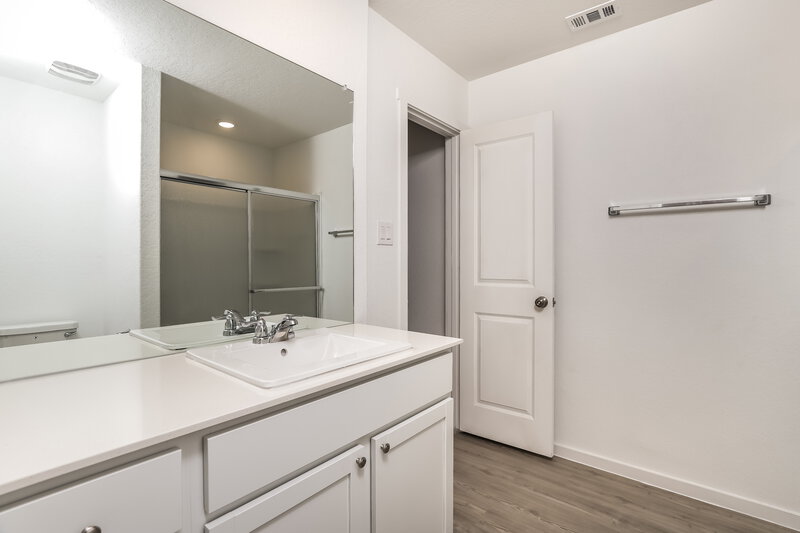 1,620/Mo, 3609 Knob Trl New Braunfels, TX 78130 Main Bathroom View 2