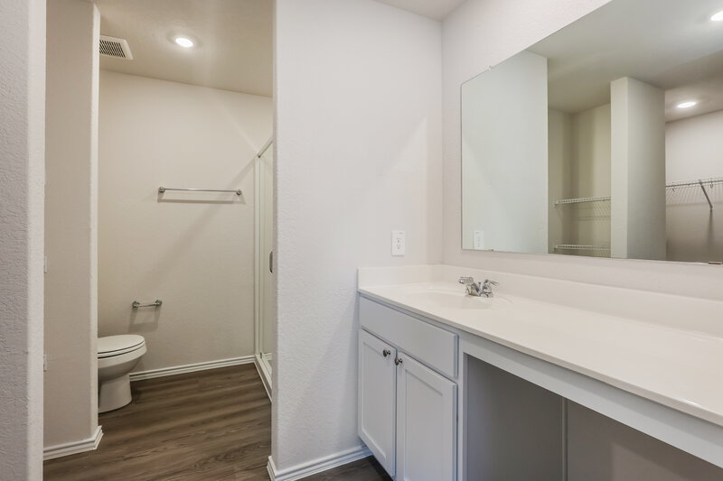 1,525/Mo, 519 Roquefort St New Braunfels, TX 78130 Main Bathroom View