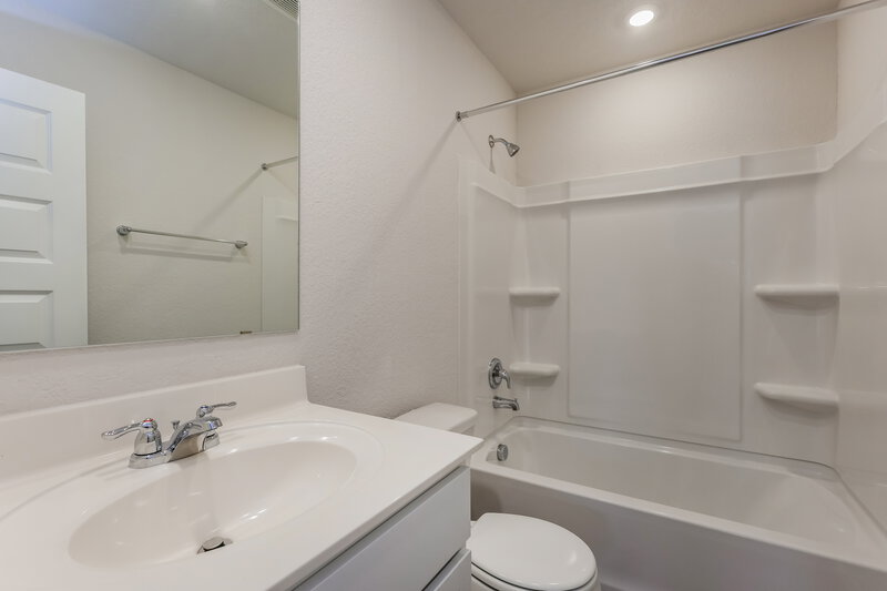1,525/Mo, 519 Roquefort St New Braunfels, TX 78130 Bathroom View