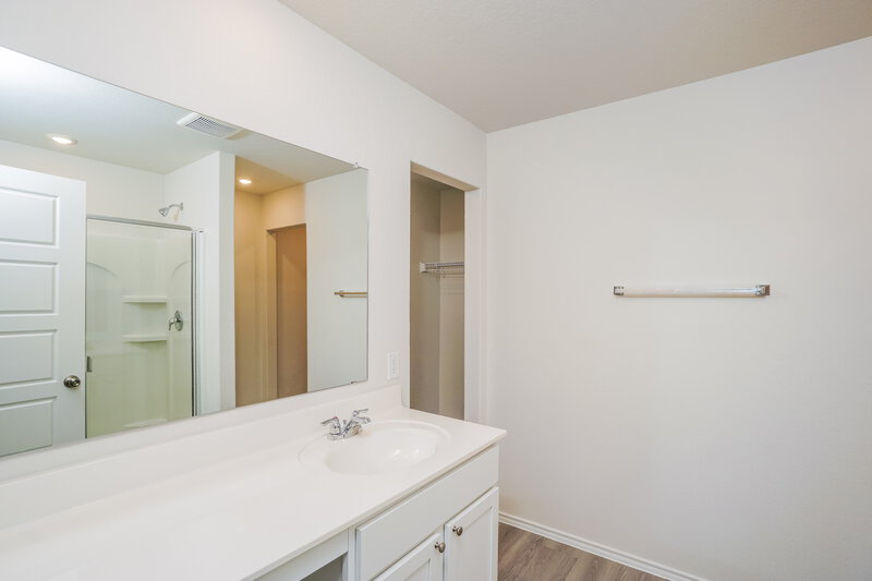 1,595/Mo, 132 Short Cake Aly San Antonio, TX 78253 Main Bathroom View