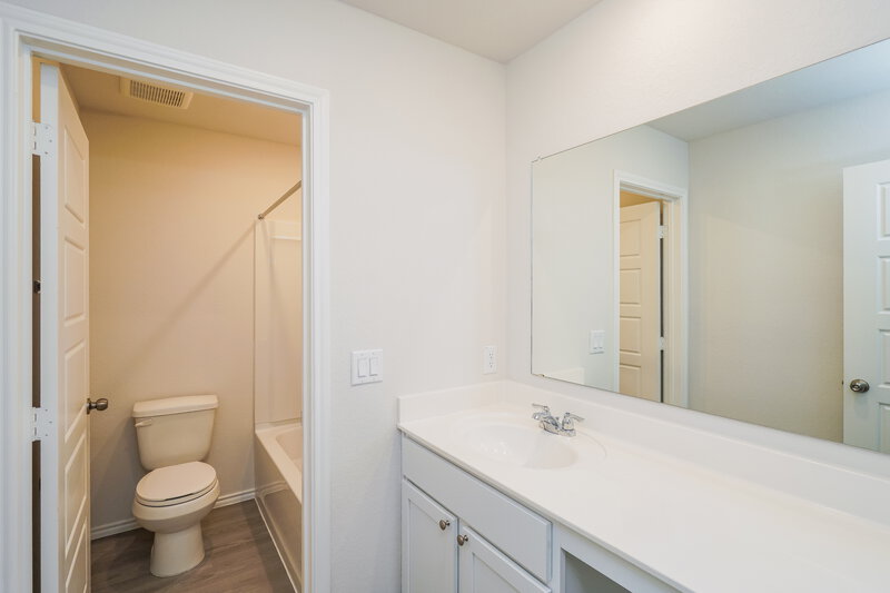 1,595/Mo, 132 Short Cake Aly San Antonio, TX 78253 Bathroom View
