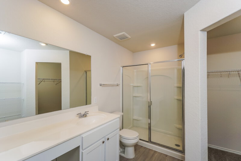 1,400/Mo, 211 Short Cake Aly San Antonio, TX 78253 Main Bathroom View