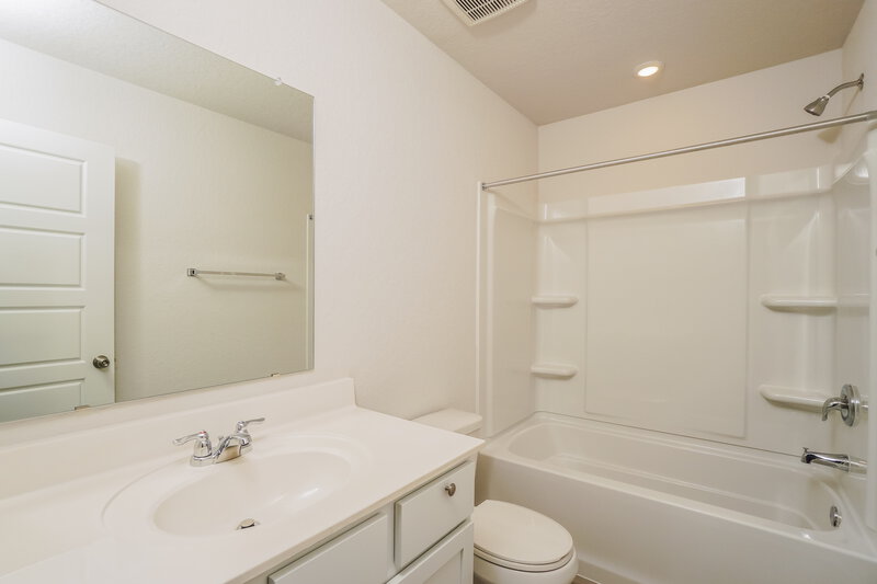 1,400/Mo, 211 Short Cake Aly San Antonio, TX 78253 Bathroom View