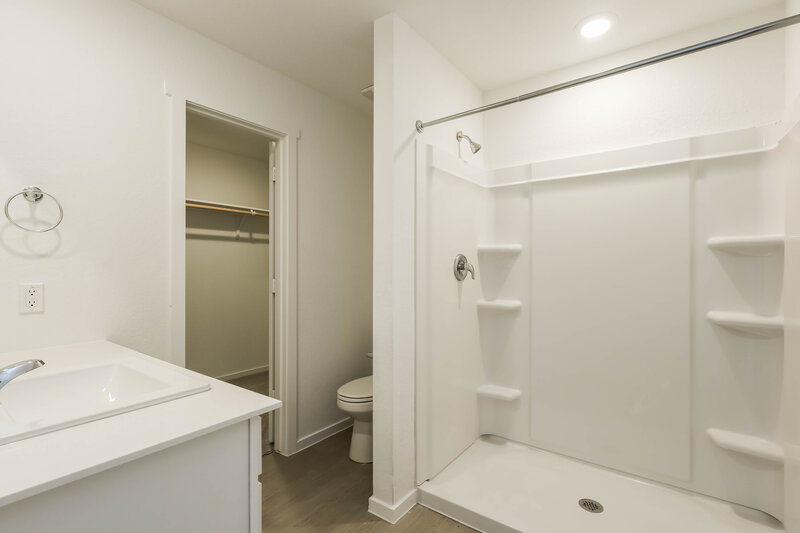 1,620/Mo, 449 Payton Pl Marion, TX 78124 Main Bathroom View