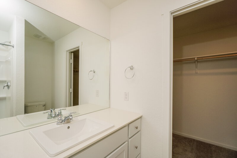 2,065/Mo, 461 Payton Pl Marion, TX 78124 Main Bathroom View