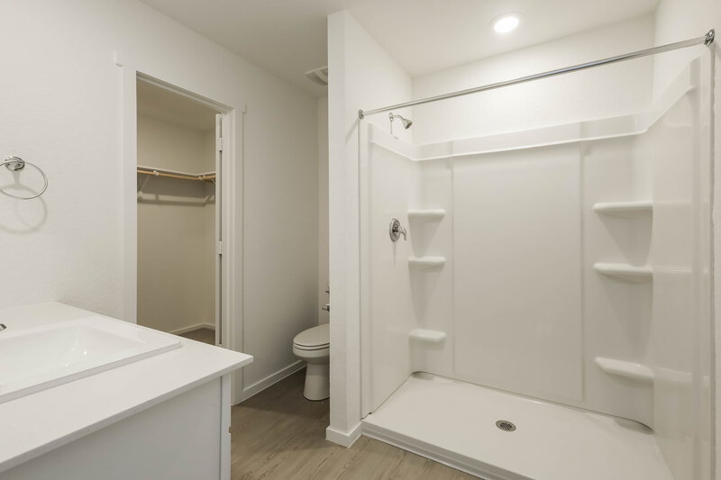 1,435/Mo, 437 Payton Pl Marion, TX 78124 Main Bathroom View