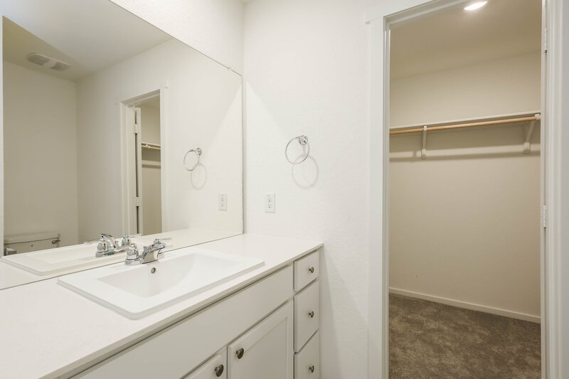 1,435/Mo, 437 Payton Pl Marion, TX 78124 Main Bathroom View 2