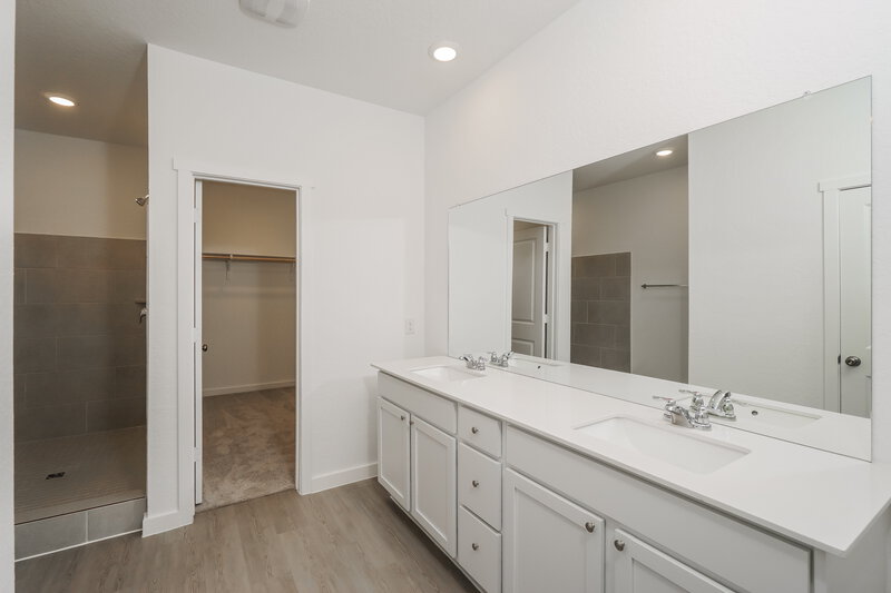 2,105/Mo, 606 Kayden Ct Marion, TX 78124 Main Bathroom View