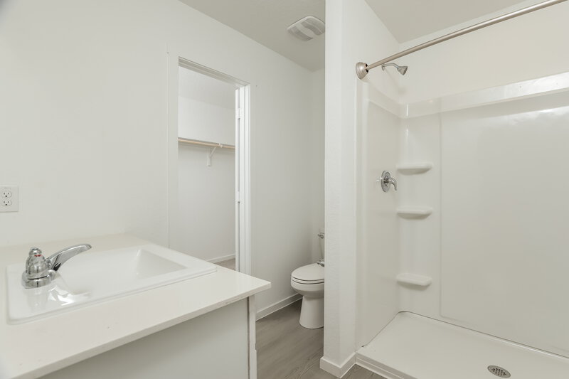 1,755/Mo, 11710 California Rose Converse, TX 78109 Main Bathroom View