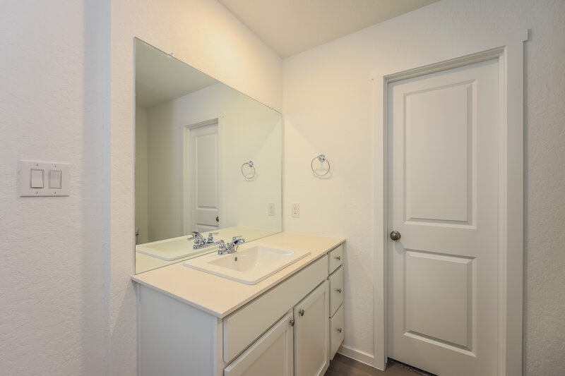 1,740/Mo, 425 Payton Pl Marion, TX 78124 Main Bathroom View