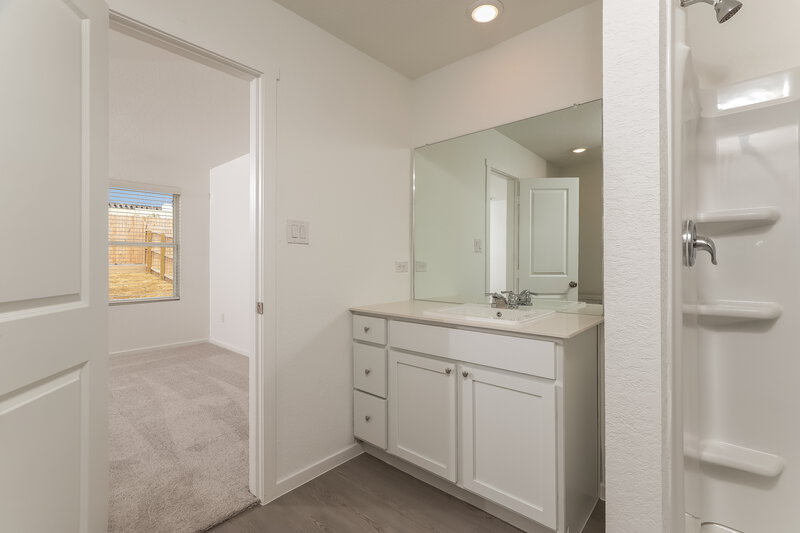 1,465/Mo, 15479 Jake Xing San Antonio, TX 78253 Main Bathroom View